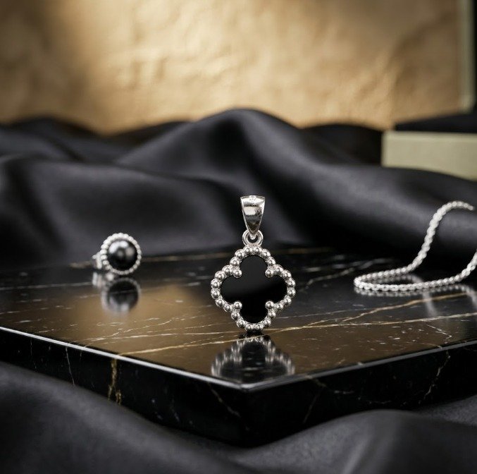 Midnight Onyx Clover