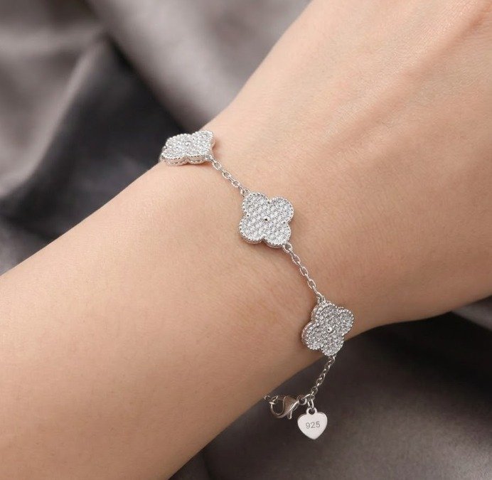 The Petite Clover Bloom