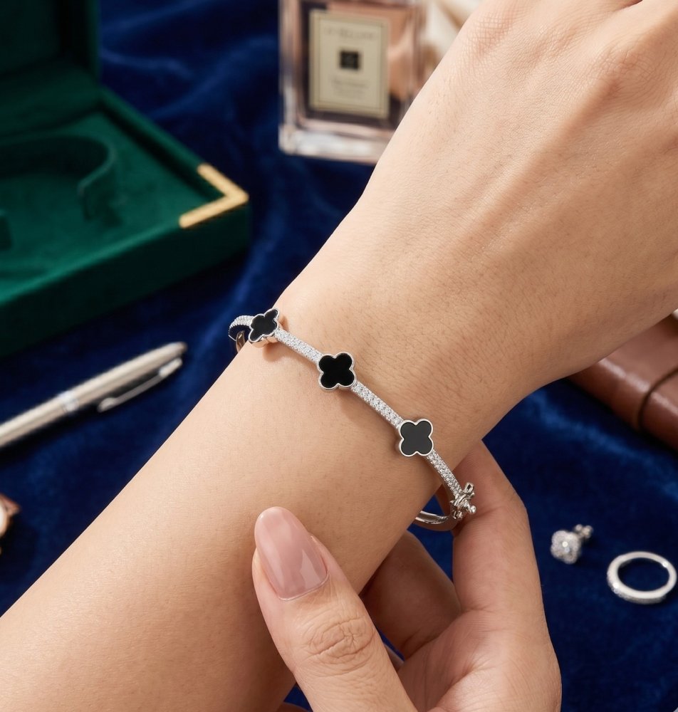 Noir Clover Bangle
