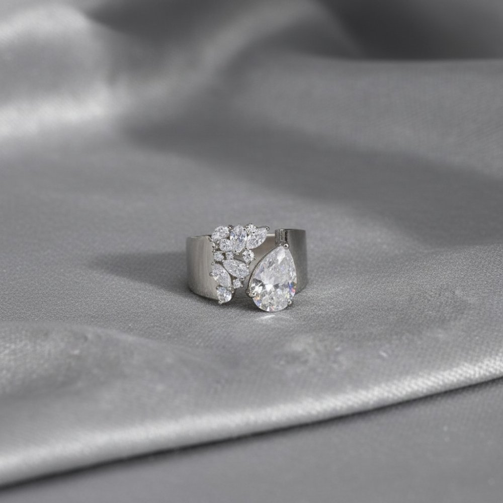 The Aura Pear & Marquise Cluster Band