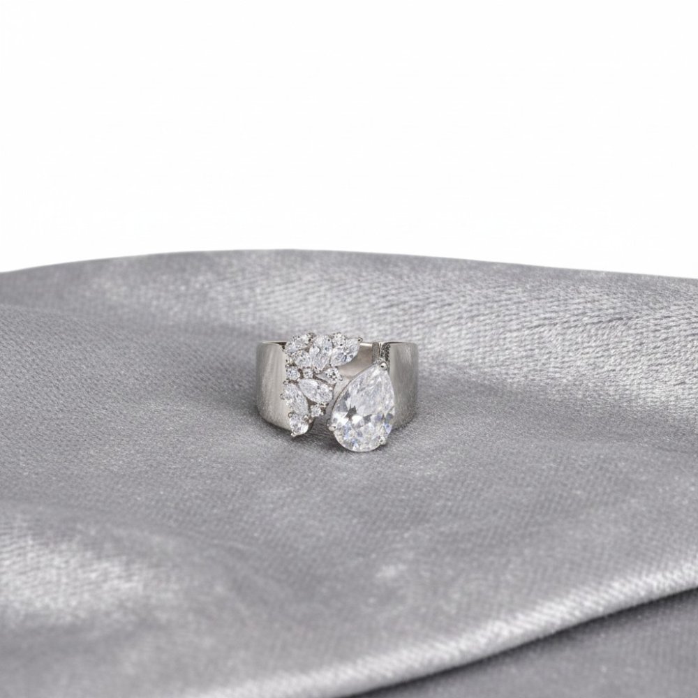 The Aura Pear & Marquise Cluster Band