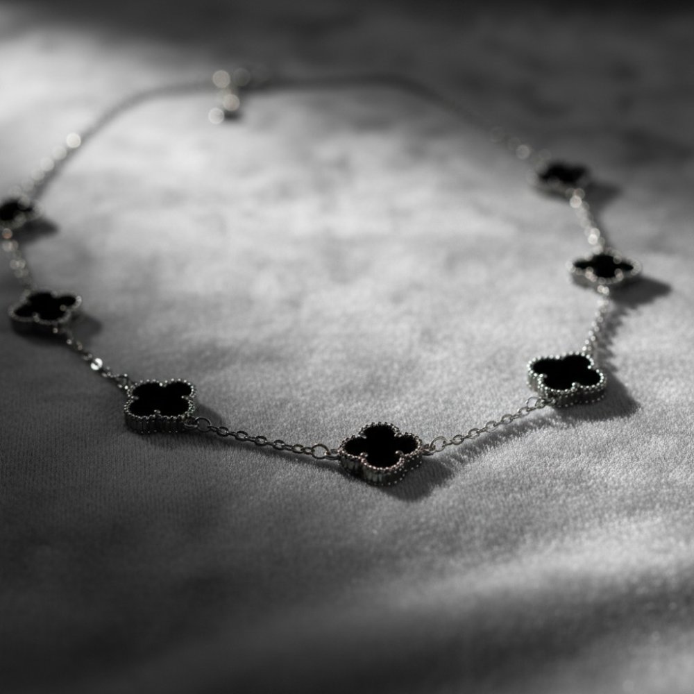 The Midnight Clover Motif Necklace